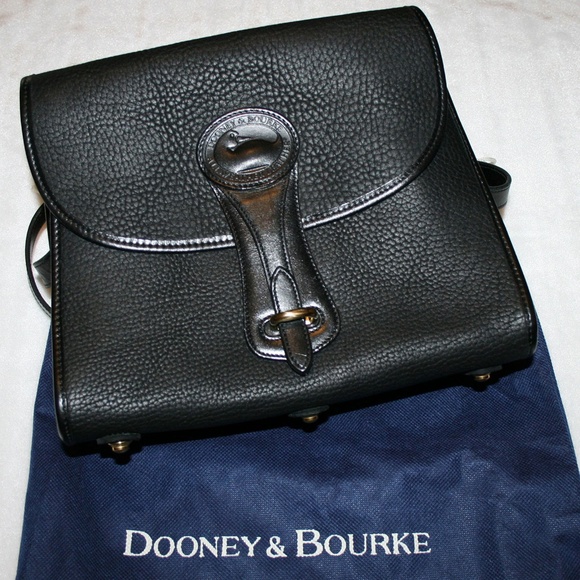 Dooney & Bourke Handbags - EUC Dooney & Bourke Vintage Large Black Essex Bag